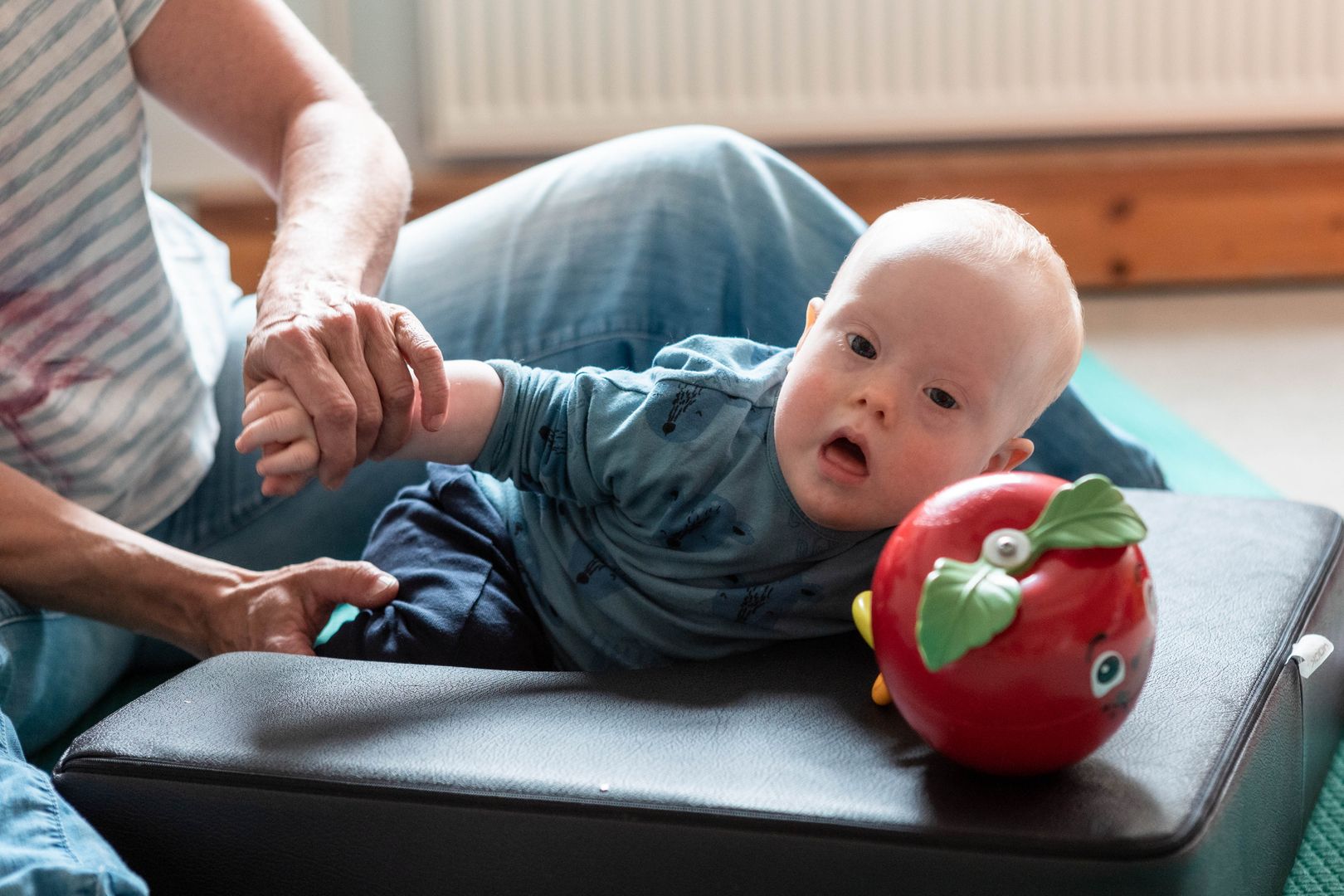 Baby mit Spielzeug